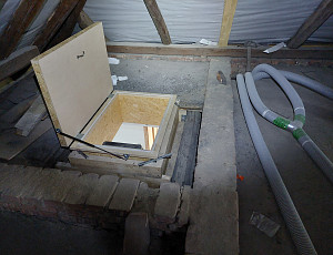 Zateplení stropu rodinného domu pomocí foukané izolace